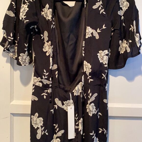 Black floral pattern romper. - Picture 4 of 8